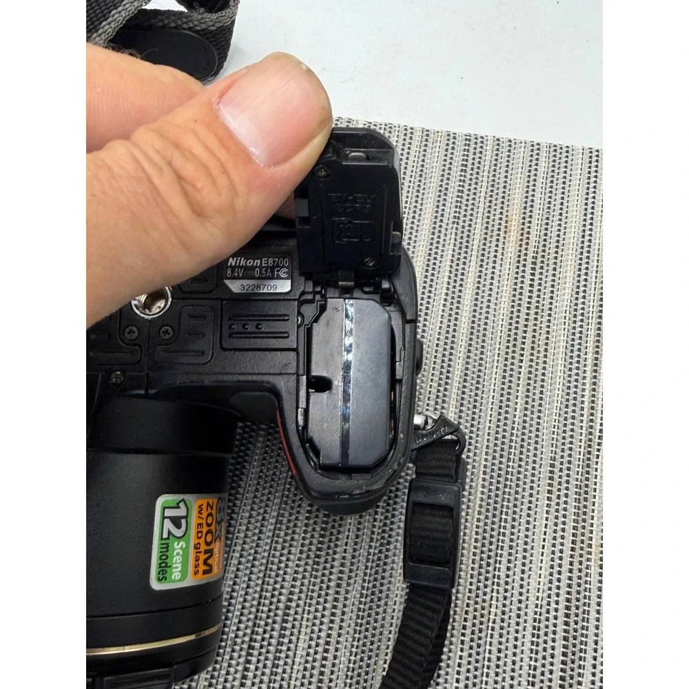 Nikon Coolpix 8700 8.0MP Digital Camera 8x Optical Zoom Black Untested AS IS